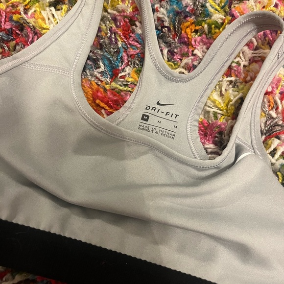 Unpadded nike sports bra - Picture 3 of 3